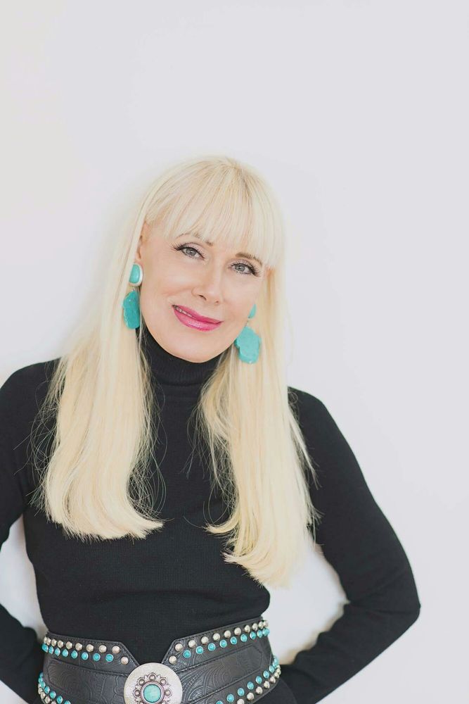 Nine Two Two Salon Logo