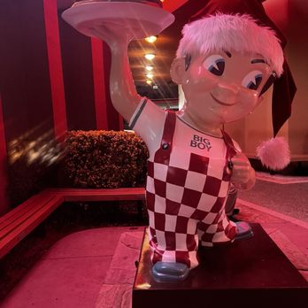 Bob’s Big Boy - Outside waiting area - American Near Me - Burbank, California