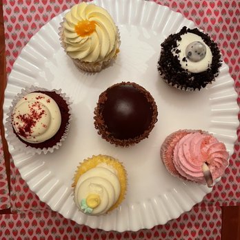 Jennivee’s Bakery - Mango Cream, Cookies n Cream, PB Butterfinger, John Lemon, Red velvet, Strawberry milkshake cupcakes - Desserts Near Me - Chicago, Illinois Jennivee’s Bakery - Mango Cream, Cookies n Cream, PB Butterfinger, John Lemon, Red velvet, Strawberry milkshake cupcakes - Desserts Near Me - Chicago, Illinois
