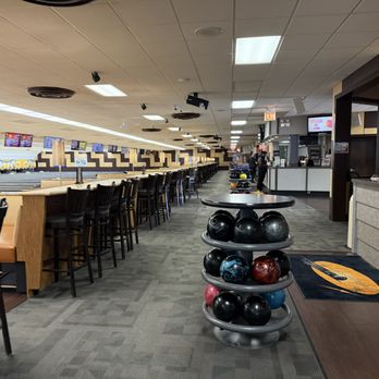 Classic Bowl - Clean and well-maintained 38-lane venue. - Pool Halls Near Me - Morton Grove, Illinois