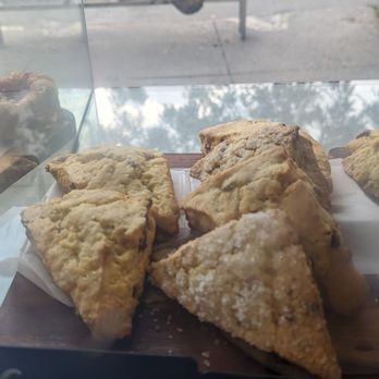 Bon Cafe Et Restaurant - scones - Cafes Near Me - Sunnyside, New York