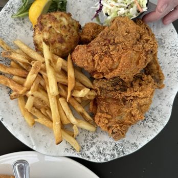 1936 Bar & Grill - Fried chicken and crab cake - American Near Me - Chesapeake Beach, Maryland