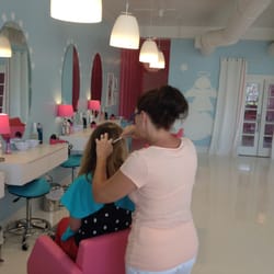 The Hair Angels - A young client receives treatment for head lice at The Hair Angels, Pasadena Lice Removal Salon
