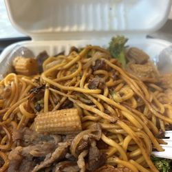 Mong Q - Regular Sized Bowl with selected ingredients