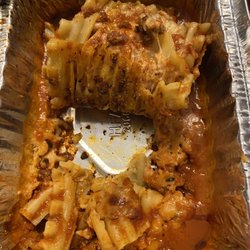 Lasagna burnt to a crisp. Dry meatballs, but good seasoning. Garlic bread had nothing on it. Just a roll.