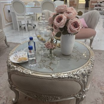 Le Petit Salon - Nail Salons Near Me - Tustin, California