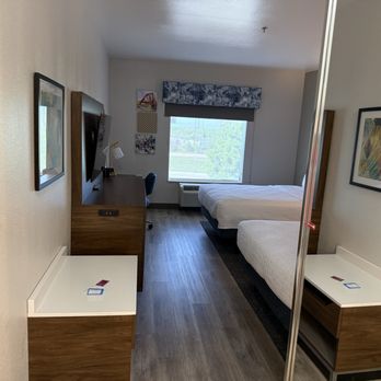 Hampton Inn & Suites Gainesville - Room - Hotels Near Me - Gainesville, Texas