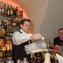 Bar 13
