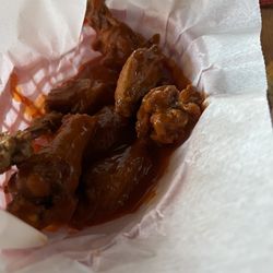 Lou's Tavern - Hot wings