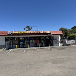 Lakeside Discount Market - Front of the liquor store