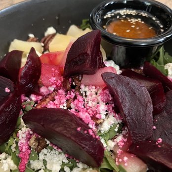 Le Bistrot Montebello - Best salad - Pubs Near Me - Montebello, Quebec
