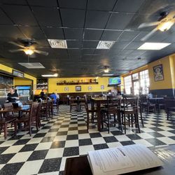 Tonella's Pizza Kitchen - How busy it was.