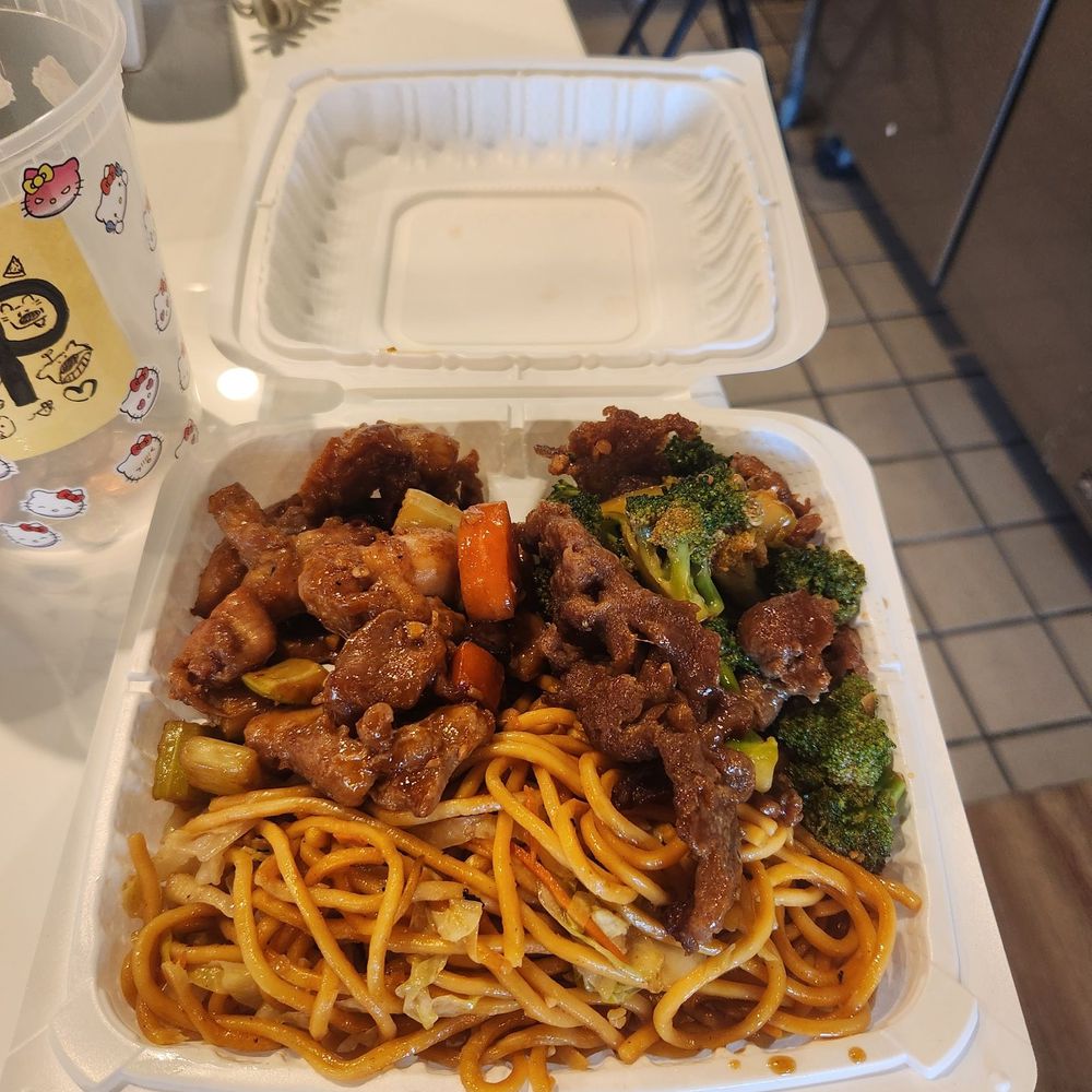 Fire Wok Hot Pot - Beef broccoli & Kung Pao chicken combo plate - Chinese Near Me - West Covina, California Fire Wok Hot Pot - Beef broccoli & Kung Pao chicken combo plate - Chinese Near Me - West Covina, California