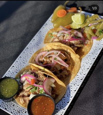 Carnitas Los Dos Chingones by null
