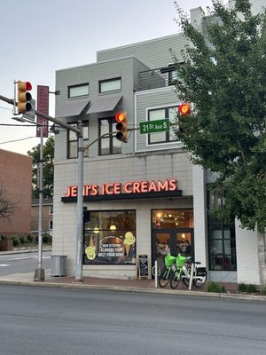 Jeni's Splendid Ice Creams by null