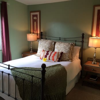 Sonoma's Best Guests Cottages - Fall Harvest bedroom - Guest Houses Near Me - Sonoma, California Sonoma's Best Guests Cottages - Fall Harvest bedroom - Guest Houses Near Me - Sonoma, California