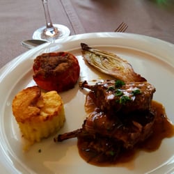 Restaurant d'Angleterre - Le plat principal : j'ai oublié le nom de la viande oups mais un délice ! Avec tomate, endive et gratin dauphinois :)