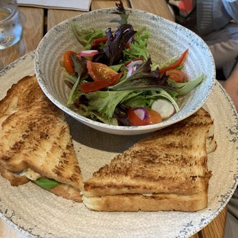 Halsa - Chicken curry sandwich and side salad - Scandinavian Near Me - Chattahoochee Hills, Georgia Halsa - Chicken curry sandwich and side salad - Scandinavian Near Me - Chattahoochee Hills, Georgia