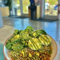Green Goodness Bowl (with fried chickpeas, greens and yeast)
