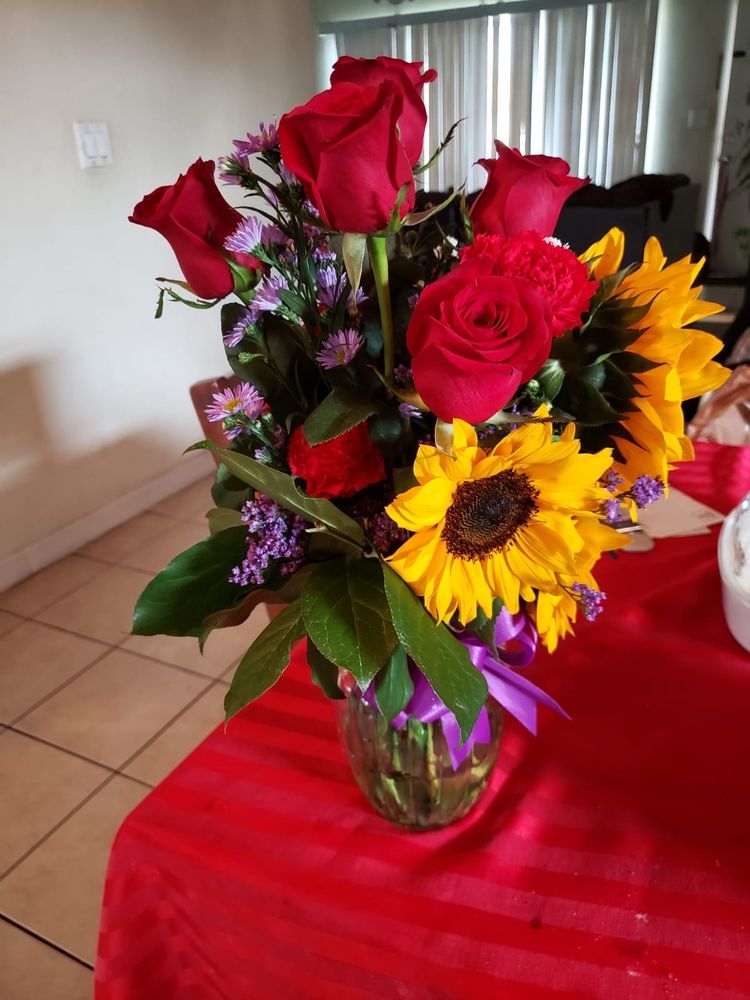 LE CIRQUE DES FLEURS 20 Photos 133 Newport Dr, San Marcos