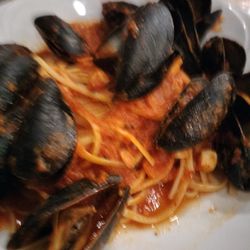 Luigi's Trattoria - Mussels with Lingini!
