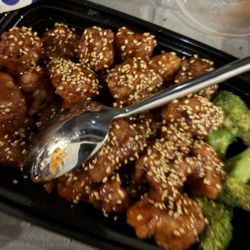 Choi's Chinese Food - 17. General Tso's Chicken (Spicy) (LG) with sesame seeds