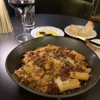Zio's - Rigatoni bolognese and complimentary bread with olive oil and balsamic vinegarette. - Italian Near Me - Las Vegas, Nevada Zio's - Rigatoni bolognese and complimentary bread with olive oil and balsamic vinegarette. - Italian Near Me - Las Vegas, Nevada