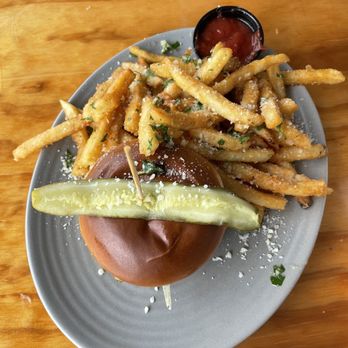 Ballast Point Brewing Long Beach - Yummy burger - Breweries Near Me - Long Beach, California