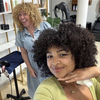Venice Beauty Bar - Curly cut by Lesley - Hair Stylists Near Me - Venice, California Venice Beauty Bar - Curly cut by Lesley - Hair Stylists Near Me - Venice, California