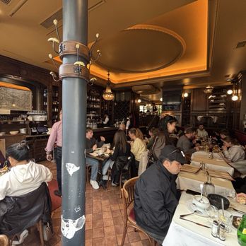 Le Bistro Marbeuf - Inside - French Near Me - Paris, 75