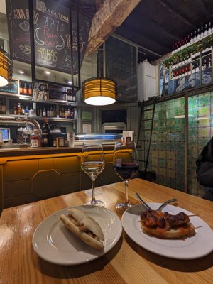 Bar La Cátedra Tapas y Vinos by null