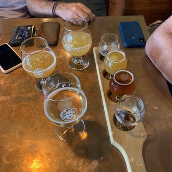 Medusa Brewing Company - Varlet (front), light runner (left), green beard (back), Flight from front to back (Simon, light runner, hoptron, cask special) - Breweries Near Me - Hudson, Massachusetts