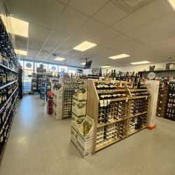 Bay State Wine & Spirits - Clean store