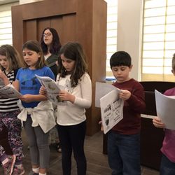 Temple Sholom - Singing in Sunday school