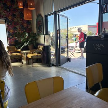 Desayuno Cafe - Look at those doors optimal for great weather - Coffee & Tea Near Me - Phoenix, Arizona