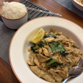 Tarah Thai Kitchen - Pad see ew - Thai Near Me - San Jose, California