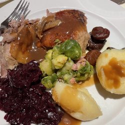 Hallerhof - Gans mit Rotkohl , Klößen, Rosenkohl und Maronen.