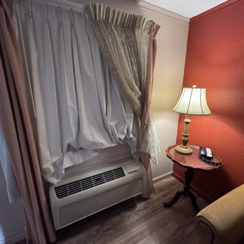 Parry Lodge - Had to bunch up window treatments to get air flow from noisy a/c. - Hotels Near Me - Kanab, Utah Parry Lodge - Had to bunch up window treatments to get air flow from noisy a/c. - Hotels Near Me - Kanab, Utah