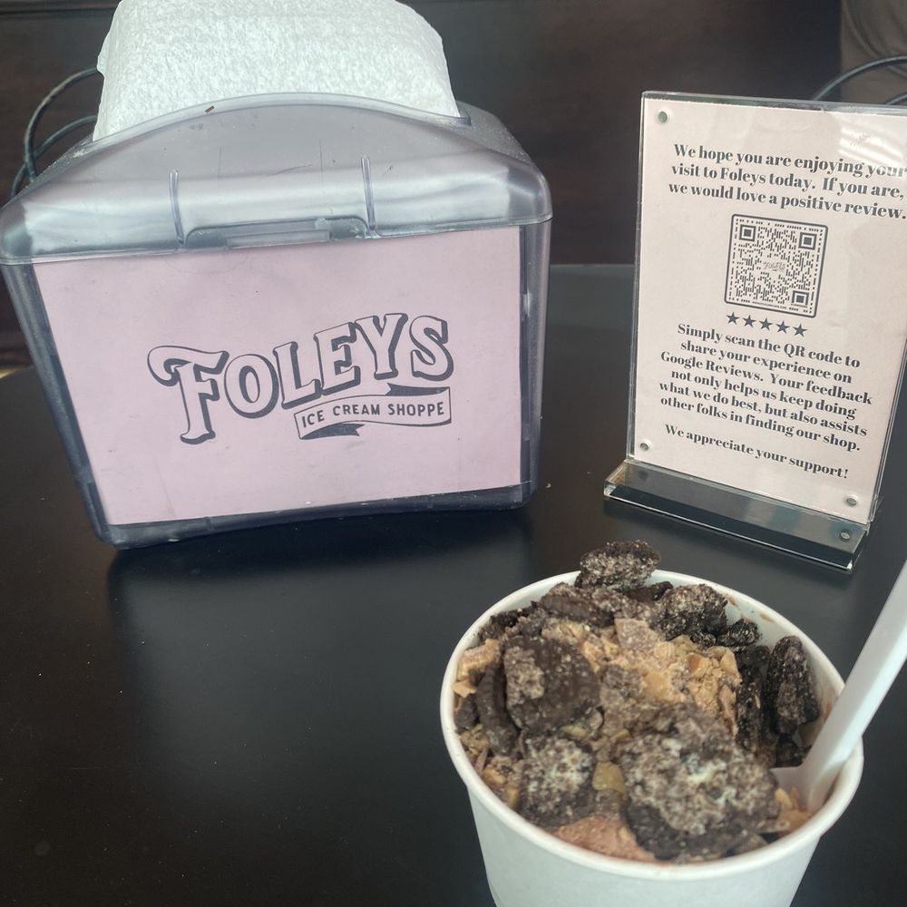 Chocolate ice cream with Oreos and Heath bar for the toppings. Chocolate ice cream with Oreos and Heath bar for the toppings.