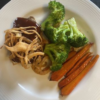 Mad Jack's Grill & Pub - Short ribs, glazed carrots, broccoli (substituted for the jasmine rice) - New American Near Me - Aurora, Ohio