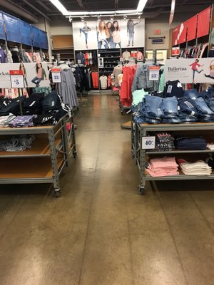 Old Navy Outlet by null