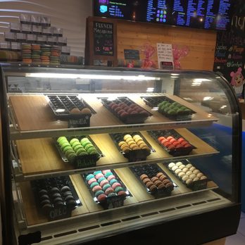 Chewy Bubble & Froyo - Inside: Macron case - Ice Cream & Frozen Yogurt Near Me - Oviedo, Florida