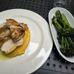 Polenta, broccoli, chicken all made with olive oil, salt and pepper. Amazing taste, perf cooked juicy chicken.