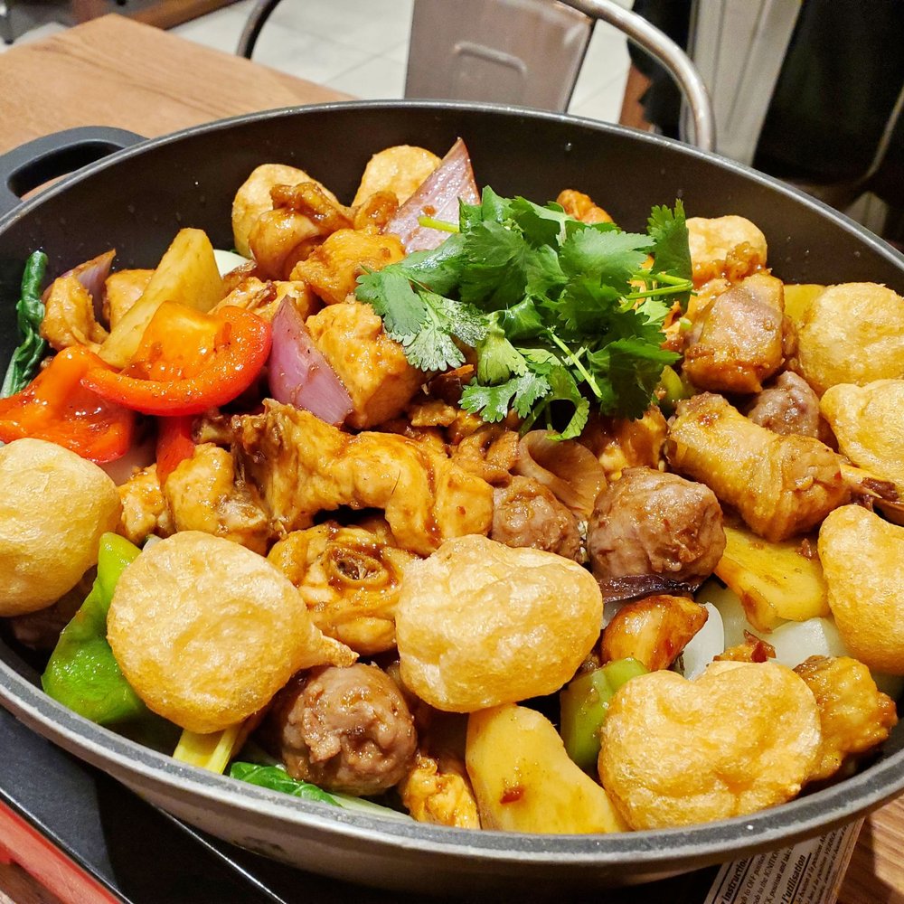 Dry chicken hot pot, with added ingredients Dry chicken hot pot, with added ingredients