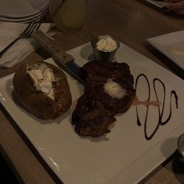 If y'all wanna come to a nice fancy restaurant this place is just the spot!!! Bartender Christina made the best drinks.
