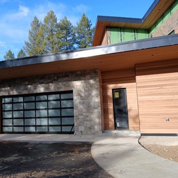 R406 Contracting - Wood siding with stone veneer accent on garage - Landscaping Near Me - Kalispell, Montana R406 Contracting - Wood siding with stone veneer accent on garage - Landscaping Near Me - Kalispell, Montana