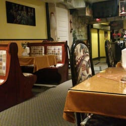 Royal Tandoori Indian Restaurant - It's the heart of Dinner Time and no one here. I was hungry so I stayed.