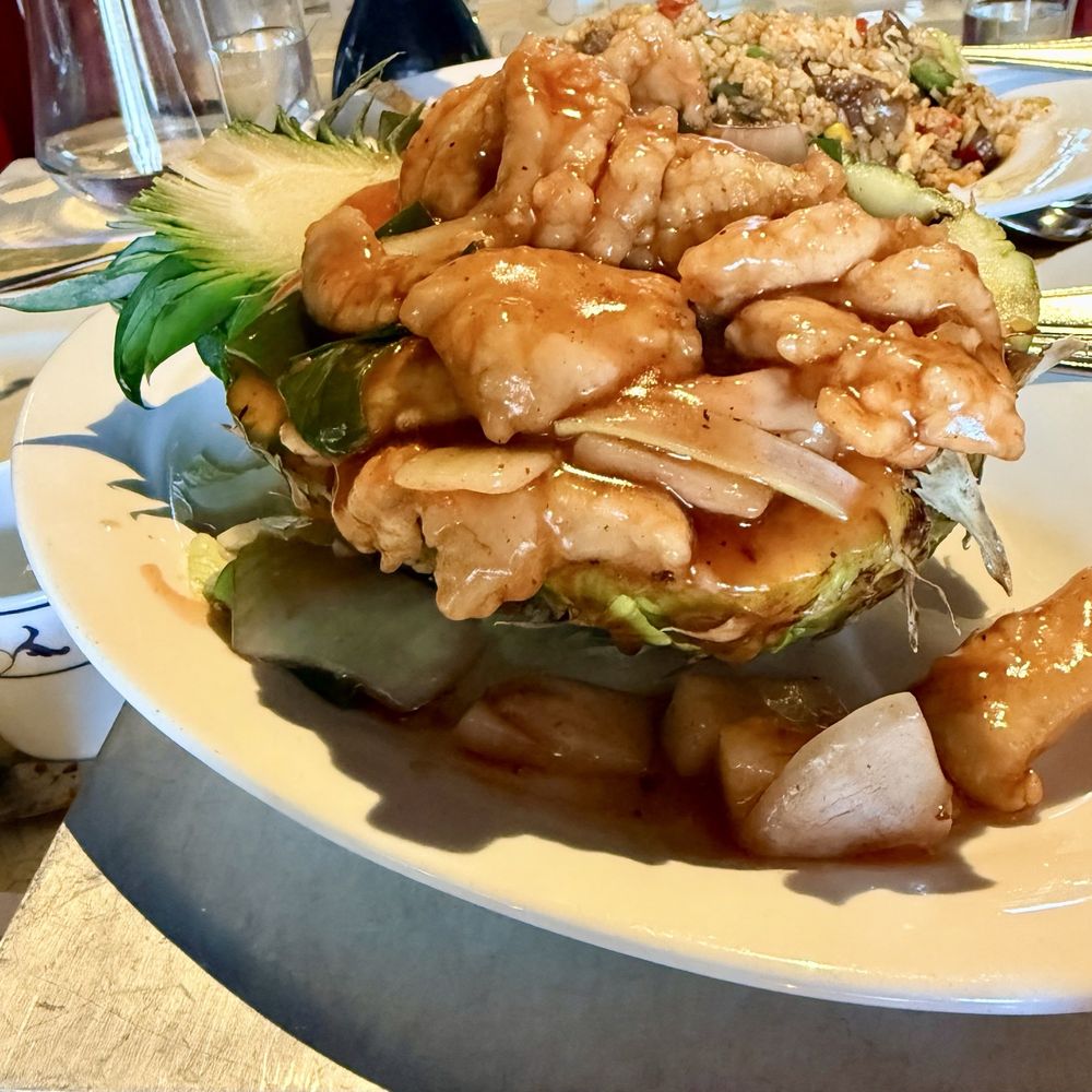 Royal Sankong - Chicken a la Orange in a pineapple - Cantonese Near Me - Amstelveen, New Hampshire Royal Sankong - Chicken a la Orange in a pineapple - Cantonese Near Me - Amstelveen, New Hampshire
