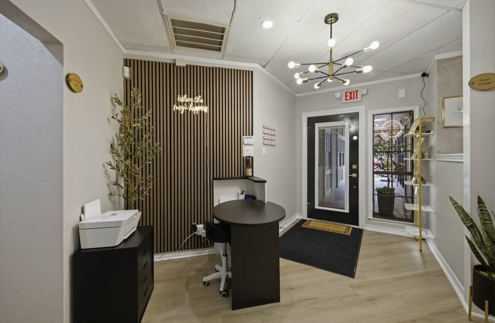 The Beauty Bar Salon & Suites Logo