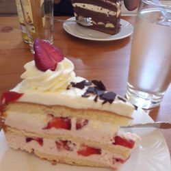 Gut Blockshagen - Erdbeer-Schmand-Sahne Torte und Schoko-Banane
